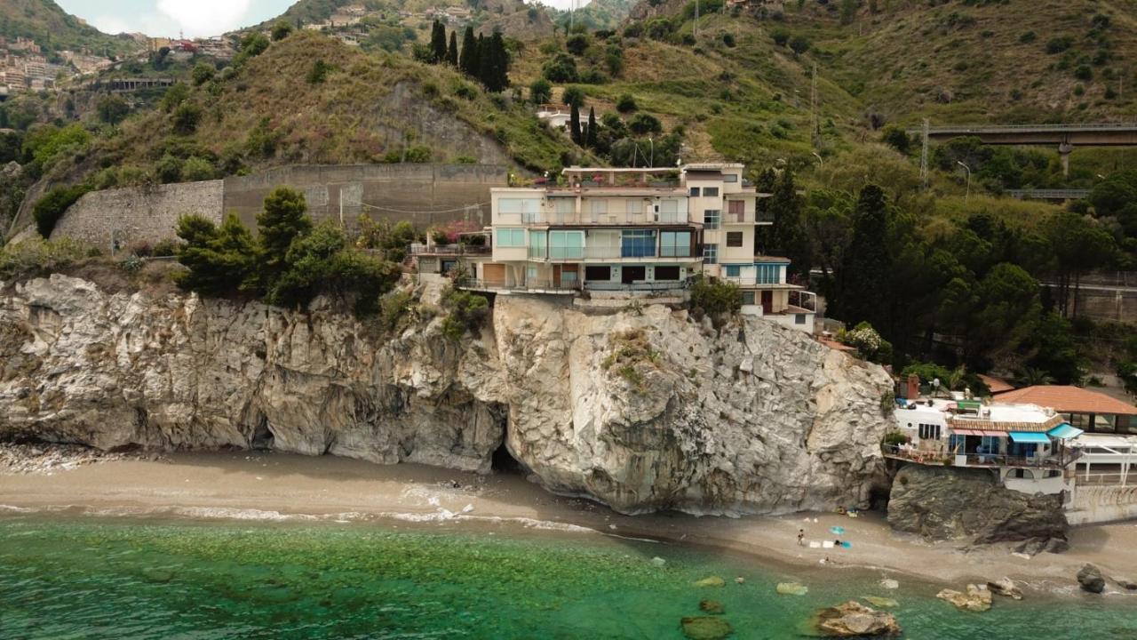 Mare Roccia Beachfront Apartment Taormina Exterior photo